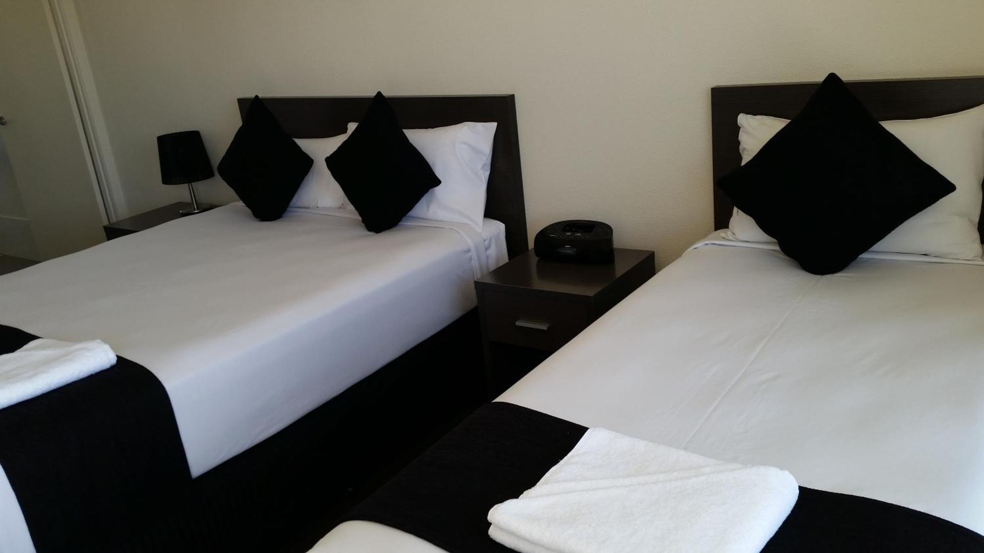 Dooleys Tavern And Motel Capella Buitenkant foto