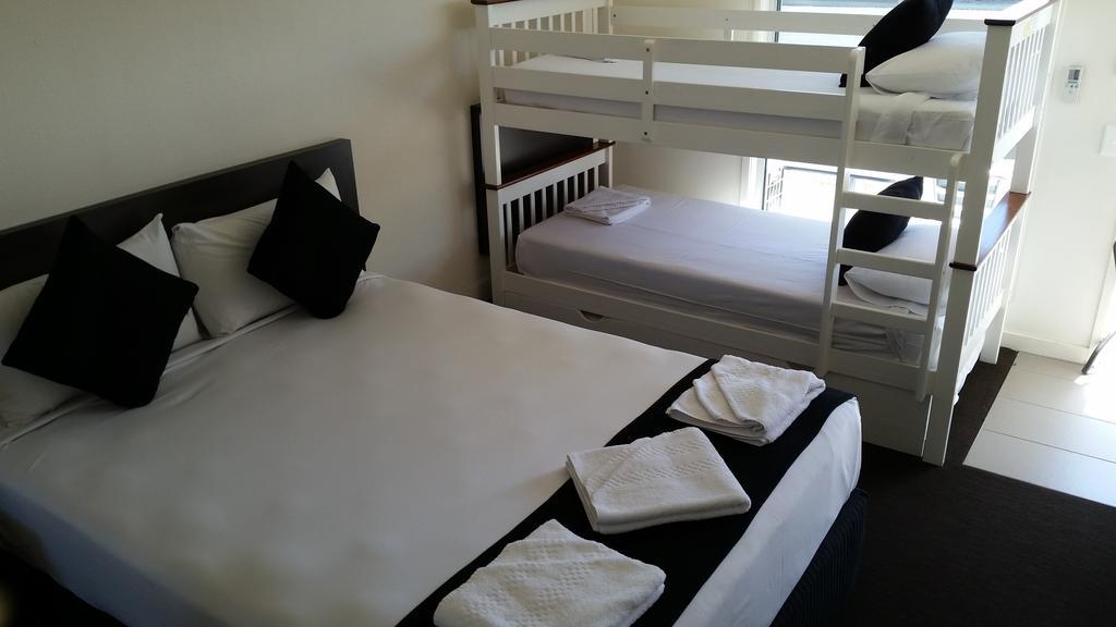 Dooleys Tavern And Motel Capella Buitenkant foto