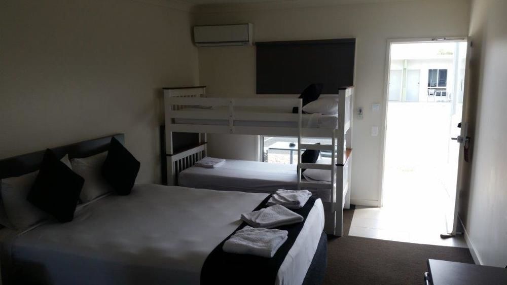 Dooleys Tavern And Motel Capella Buitenkant foto